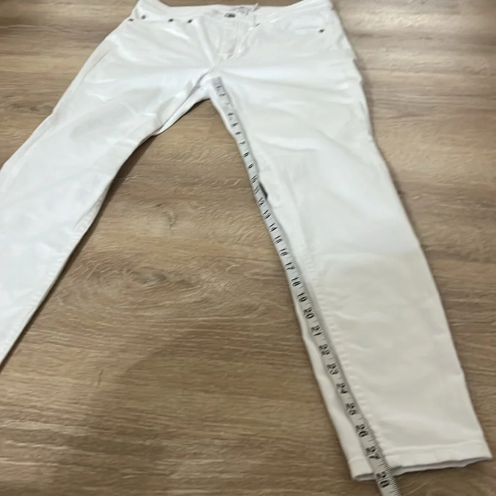 Vineyard Vines High Rise Skinny White Denim(106) - Picture 8 of 8